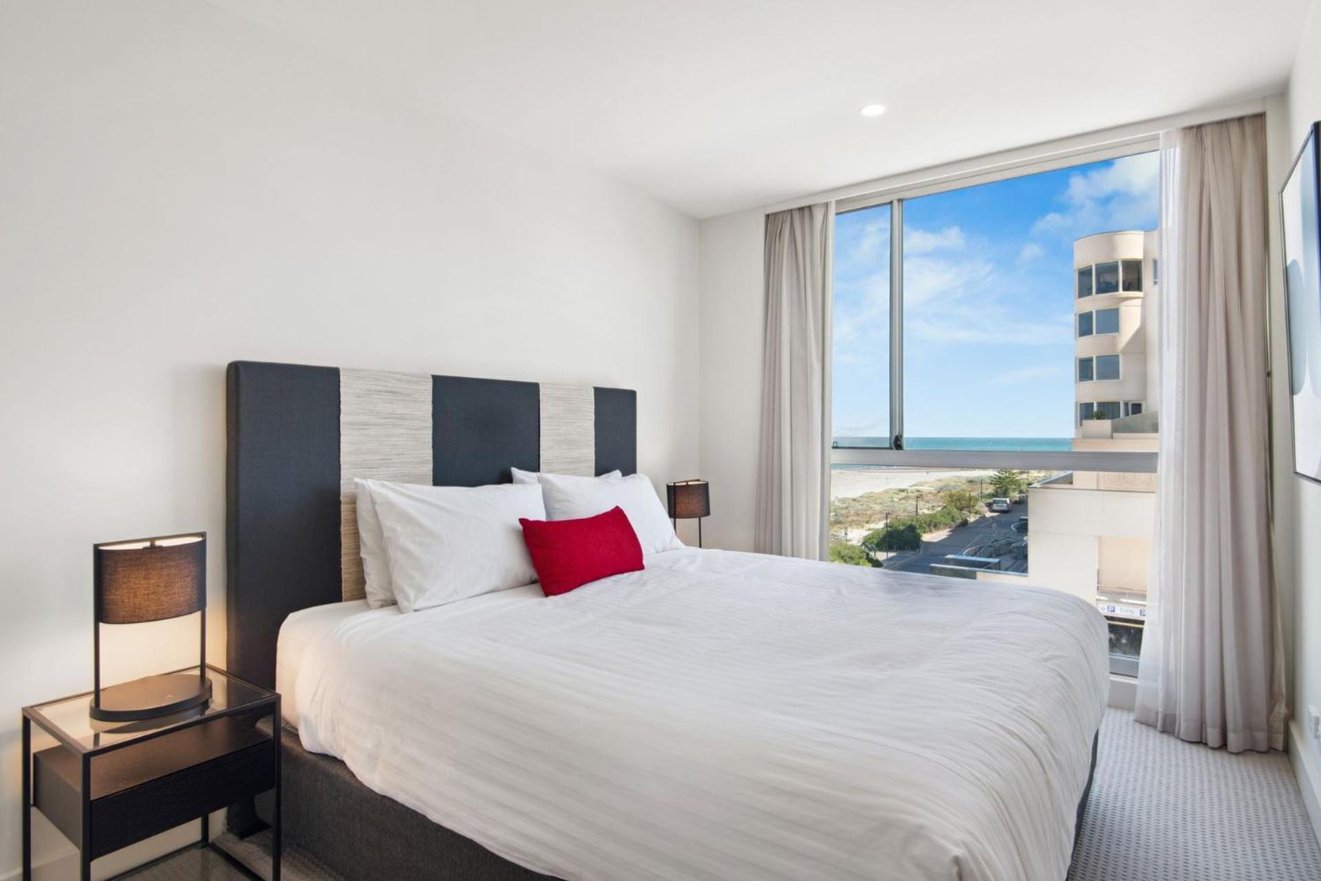 Belle Escapes - Beachfront Balcony Apartment Glenelg