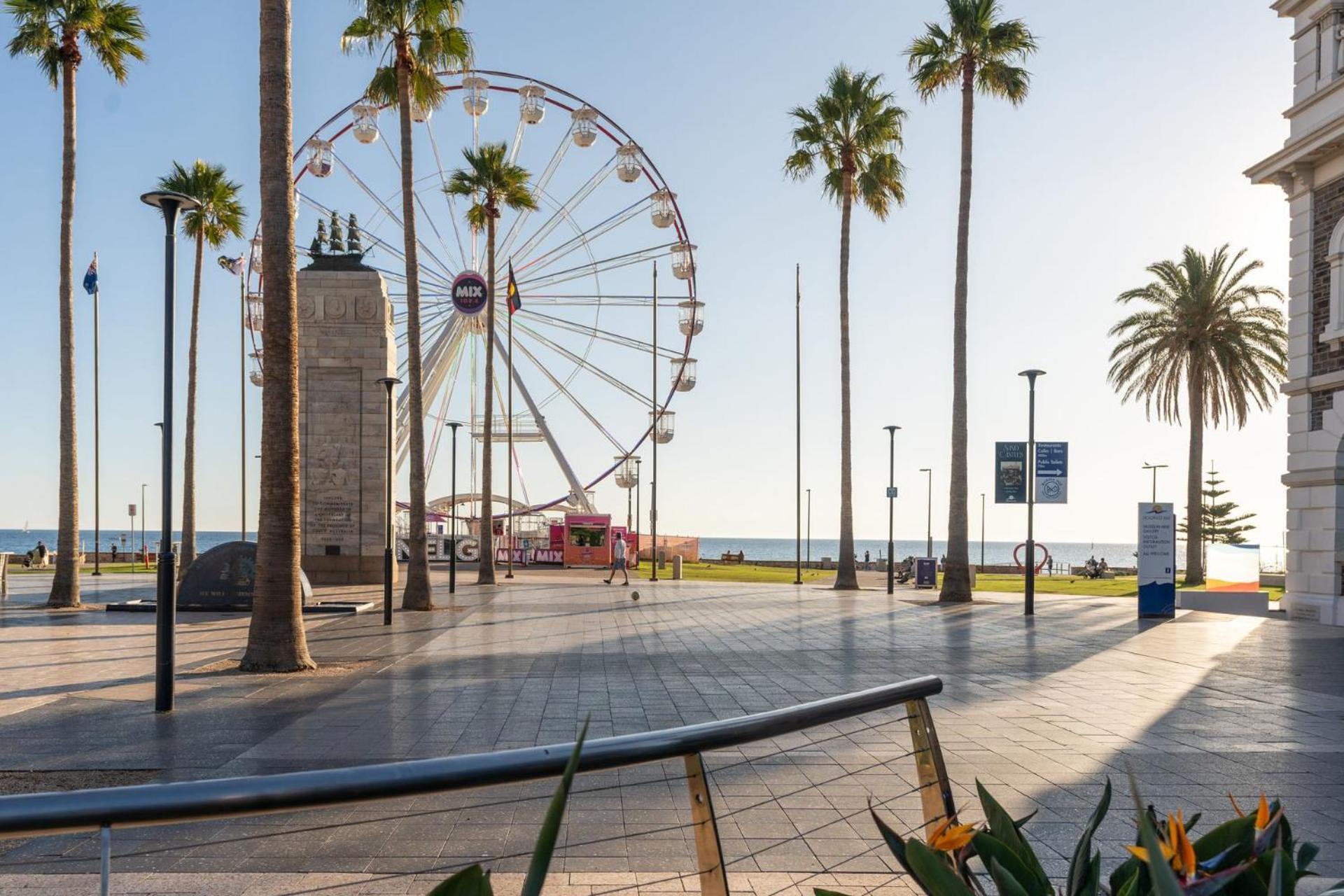 Belle Escapes - Beachfront Balcony Apartment Glenelg